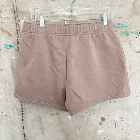 Alo Yoga Accolade Shorts in Taupe - Picture 5 of 5